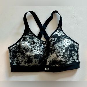 Under Armour Black and White Sports Bra with X-Back Design - Fitted Size 1X